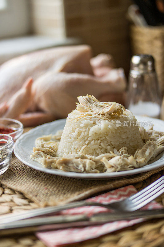 传统土耳其鸡肉饭(tavuklu pilav)。